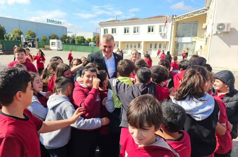 Gölcük’te yıkım kararı verilen okul için 4 sınıflı prefabrik yapı kuruldu
