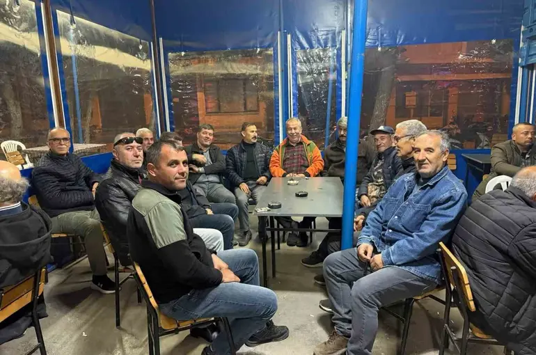 Gömeç de MHP İlçe yönetimi zeytincilerle bir araya geldi
