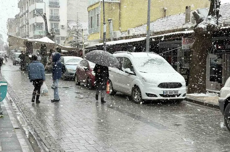 Gördes’te kar yağışı etkili oldu
