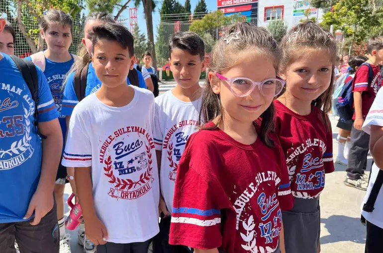 Görenler gözlerine inanamıyor: 27 çift ikiz aynı okulda
