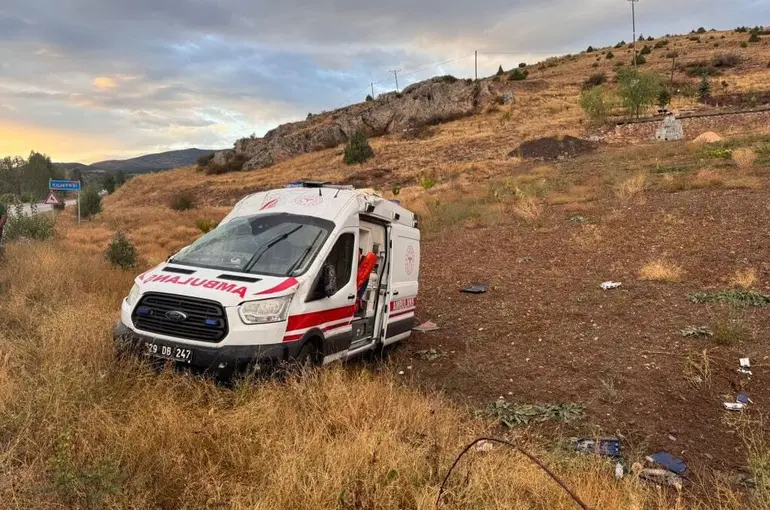 Gümüşhane’de ambulans takla attı: 3 sağlık personeli yaralandı
