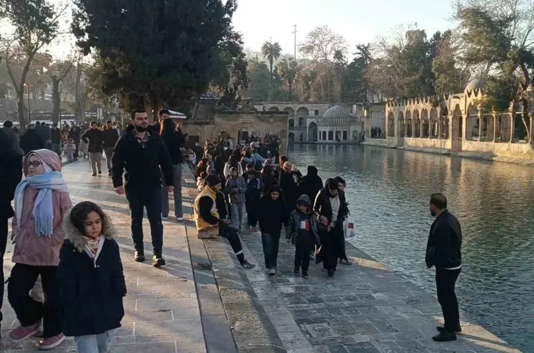 Güneşi gören soluğu Balıklıgöl’de aldı
