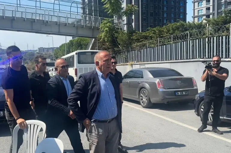 Gürsel Tekin CHP’nin İstanbul İl Başkanlığına geldi, kısa süre sonra oradan ayrıldı
