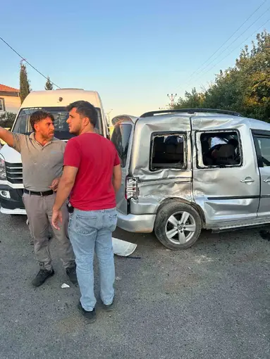 Hafif ticari araç ile kamyon çarpıştı: 3 yaralı
