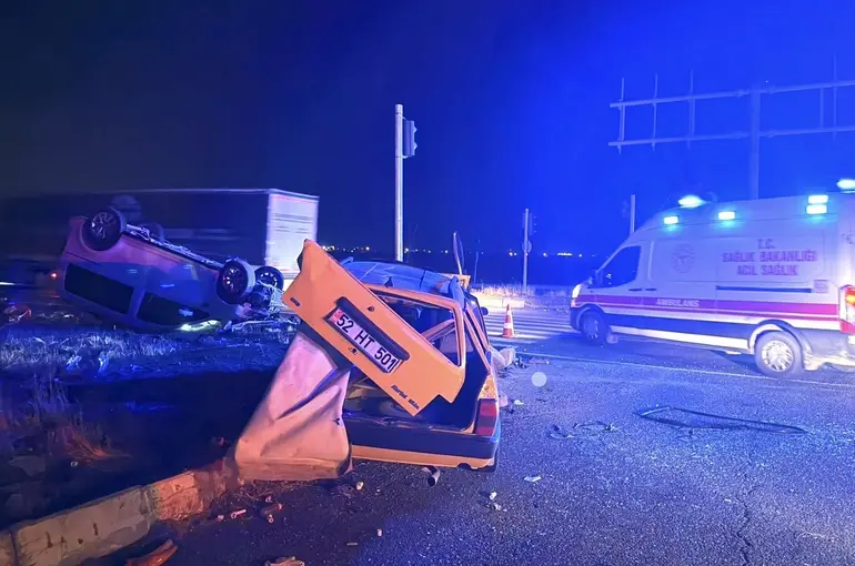 Hafif ticari araç ile otomobil çarpıştı: 3’ü ağır, 7 yaralı
