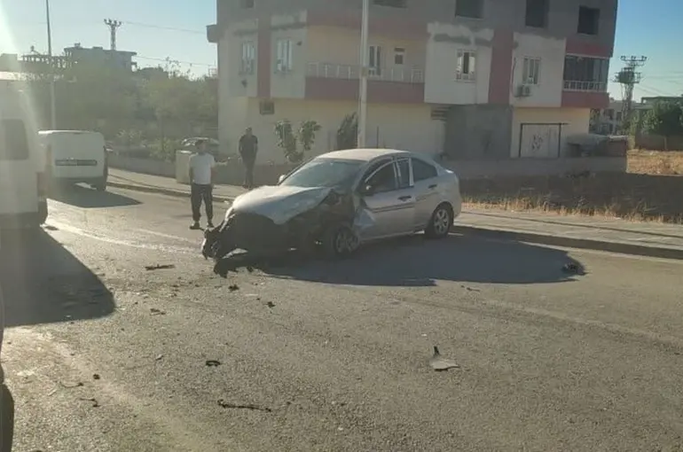 Hafif ticari araç ile otomobil çarpıştı: 4 yaralı
