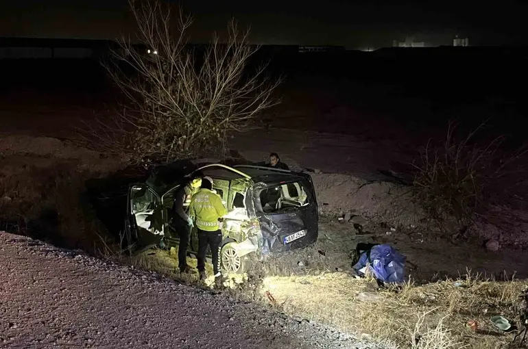 Hafif ticari araç şarampole devrildi: 1 ölü, 3 yaralı
