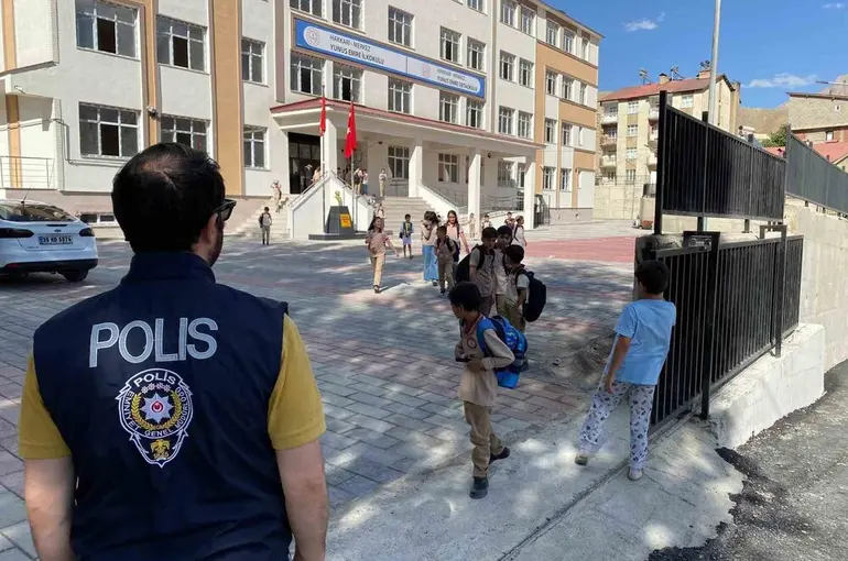 Hakkari polisi çocuklar için görev başında
