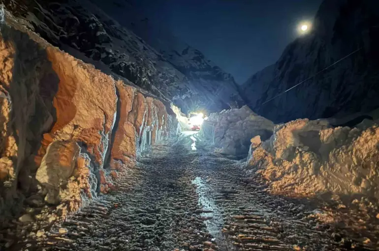 Hakkari-Van karayolu ulaşıma açıldı
