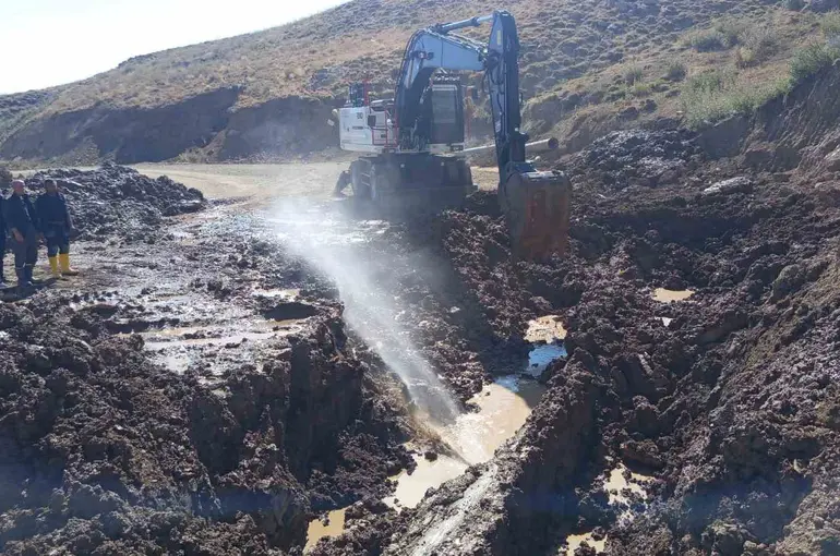 Hakkari’de 3 bin 500 rakımda su hattı için zorlu çalışma
