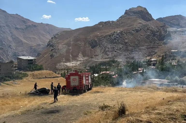 Hakkari’de anız yangını büyümeden kontrol altına alındı
