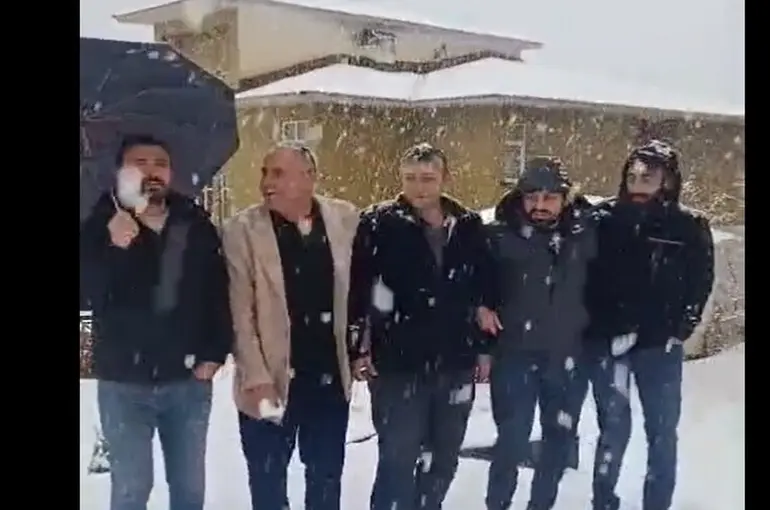 Hakkari’de halaylı kar yağışı kutlaması
