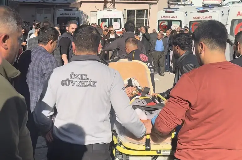 Hakkari’de iki araç kafa kafaya çarpıştı: 1 ölü, 7 yaralı

