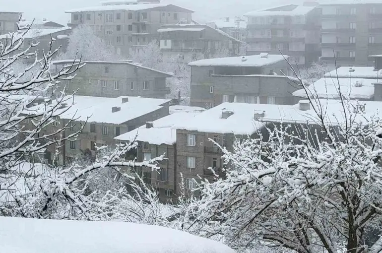 Hakkari’de karla karışık yağmur yağışı

