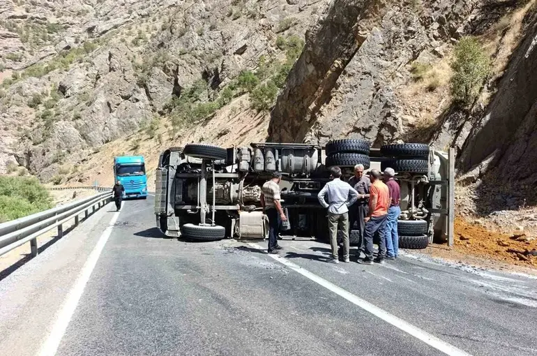 Hakkari’de maden yüklü kamyon devrildi:1 yaralı
