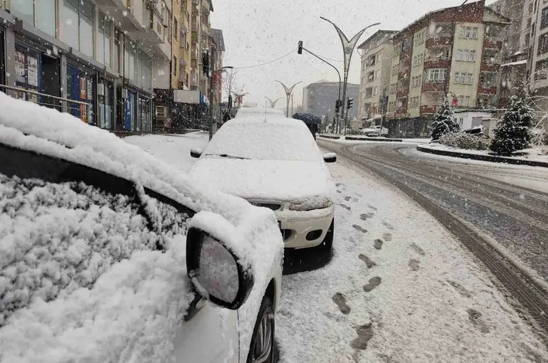 Hakkari’de mevsimin ilk karı yağdı
