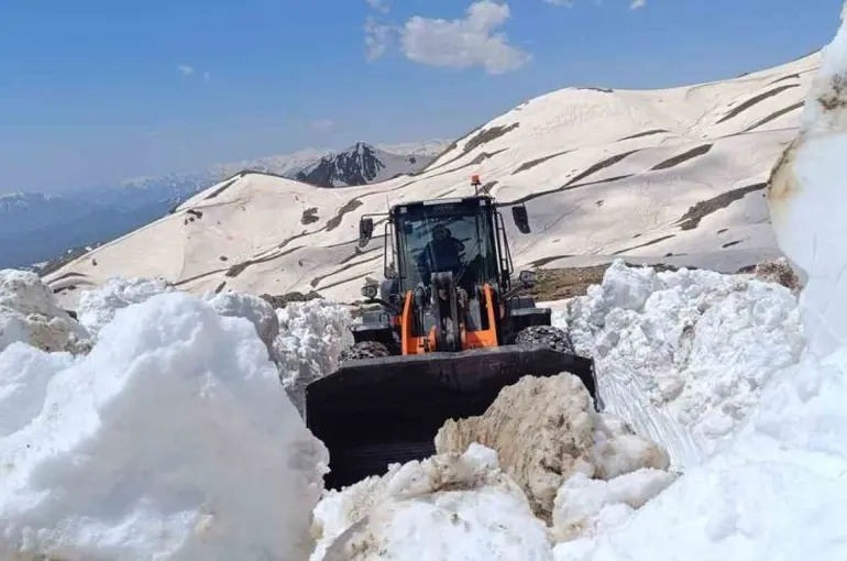 Hakkari’de yaz günü karla mücadele devam ediyor
