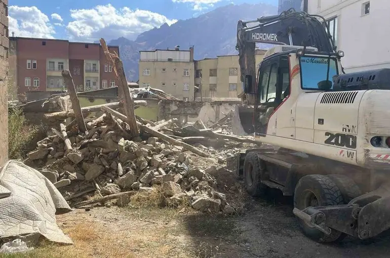 Hakkari’deki metruk binalar tek tek yıktırılıyor

