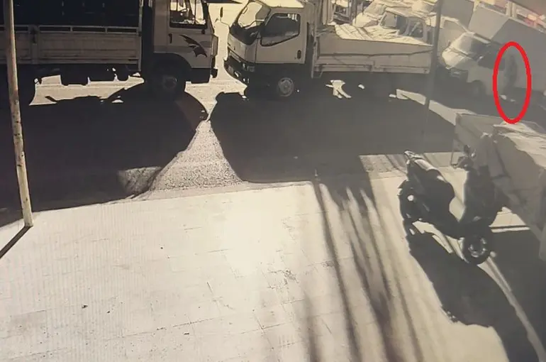 Halde anahtarı üzerinde bırakılan biber yüklü kamyonet çalındı
