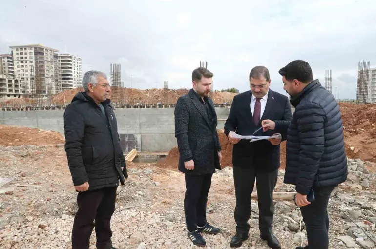 Haliliye’de yarı olimpik yüzme havuzunda yapım çalışmaları sürüyor
