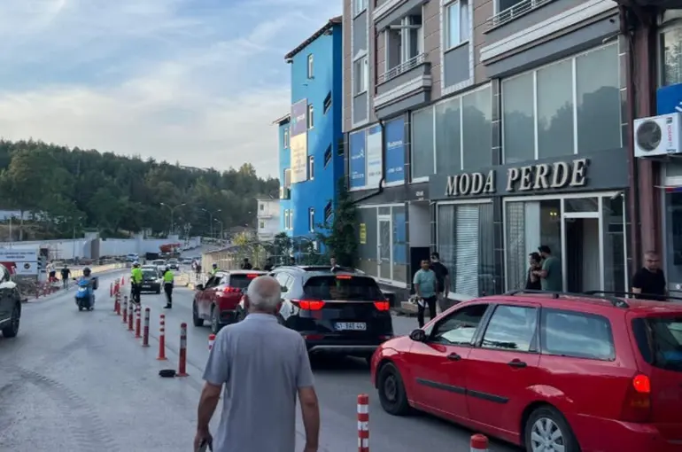 Hamsu Köprüsü’nde toprak kayması: Güvenlik önlemi alındı, trafik kapatıldı
