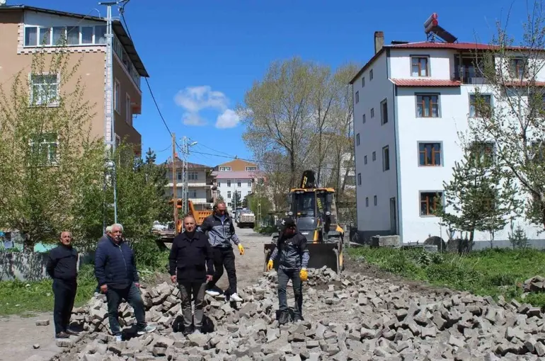 Hanak ilçesinde kilit parke çalışmaları başladı
