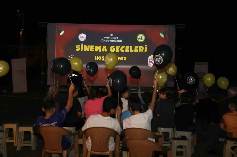 Hasanlar köyünde nostalji dolu açık hava sineması
