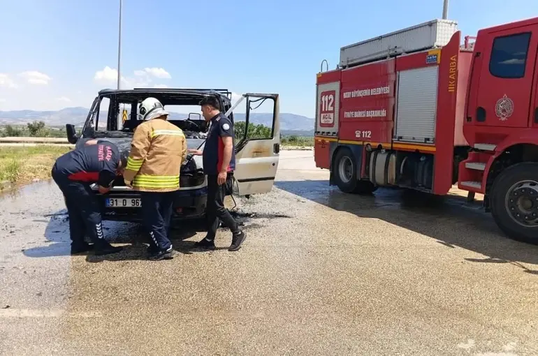 Hassa’da yanan minibüs kullanılmaz hale geldi
