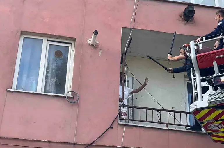 Hastaneye yatmamak için polise bıçak çekip direndi..

