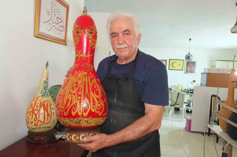Hat sanatçısı su kabağına işlediği eserini, Cumhurbaşkanlığı Külliyesi’ne hediye etmek istiyor
