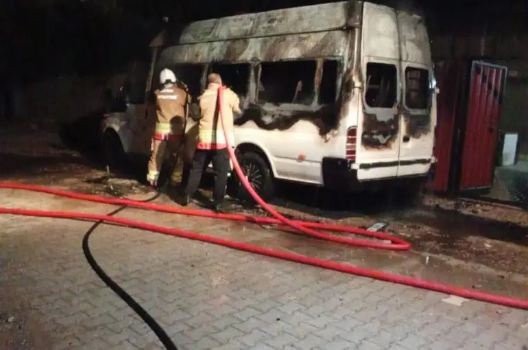 Hatay’da minibüs alevlere teslim oldu
