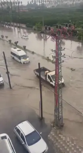 Hatay’da sağanak yağış etkili oldu
