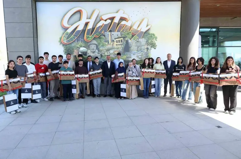 Hatay’ın başarılı gençleri ödüllerini Başkan Öntürk’ten aldı
