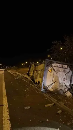 Havsa’da kimyasal yüklü tır bariyerlere çarparak devrildi

