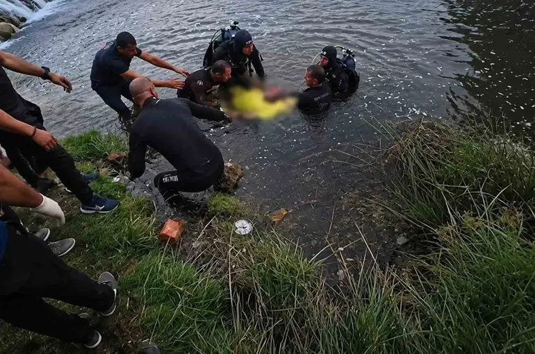 Hayatını ortaya koyan babası tarafından kurtarılan minik çocuk hayat savaşını kaybetti
