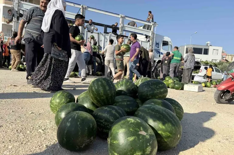 Hayırsever, 2 kamyon karpuz dağıttı

