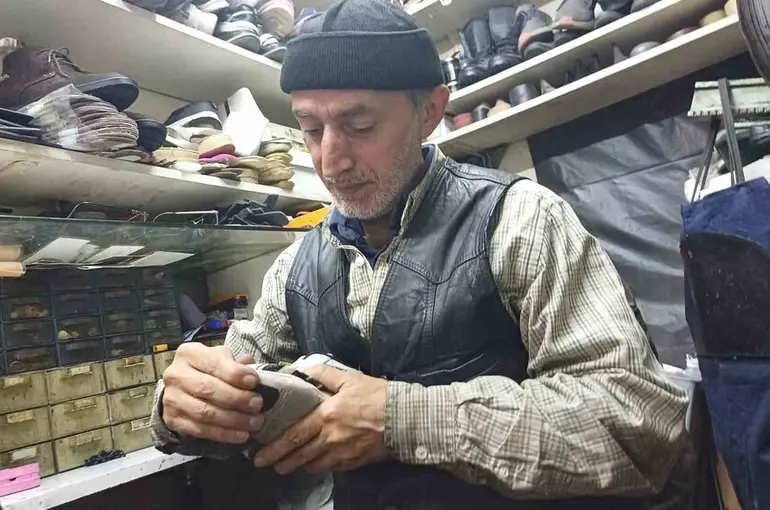 Hayırsever ayakkabı tamircisi
