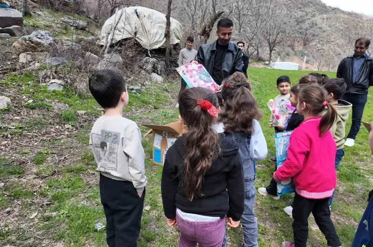 Hayırsever polisten binlerce öğrenciye anlamlı destek
