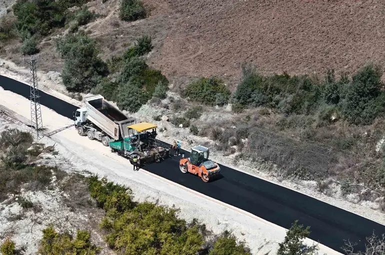 HBB, Yayladağı’nda 3 mahalleyi birbirine bağlayan yolda beton asfalt çalışmasına başladı
