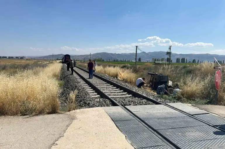 Hemzemin geçitte tren pat pata çarptı: 1 ölü, 2 yaralı
