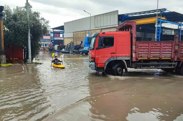 Her yağmurda göle dönen sokakta kano kullanmayı öğrendi

