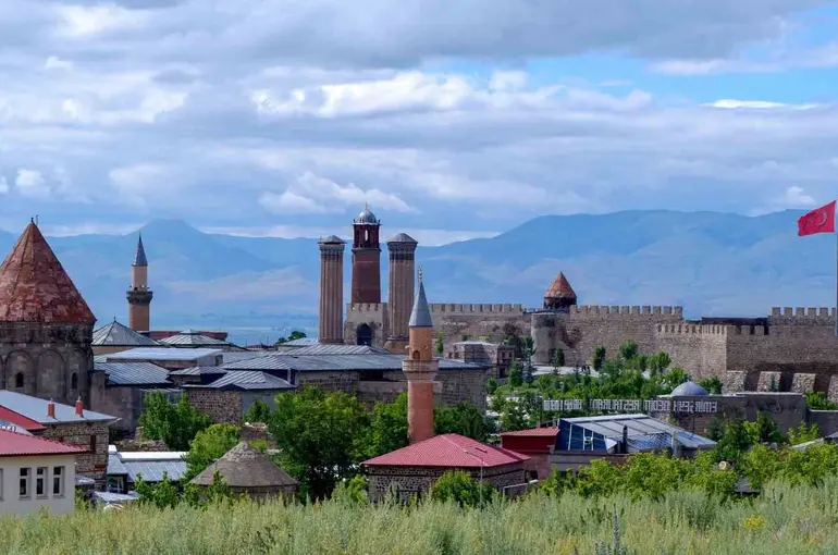 Herkes memleketine dönse Erzurum Türkiye’nin en kalabalık 8. ili
