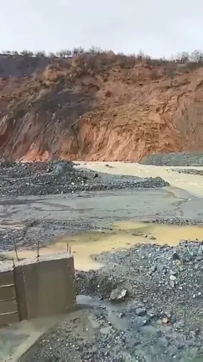 Heyelan nedeniyle açılan alternatif yol sular altında kaldı
