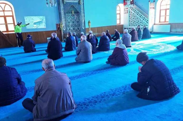 Hisarcık’ta cami cemaatine trafik eğitimi
