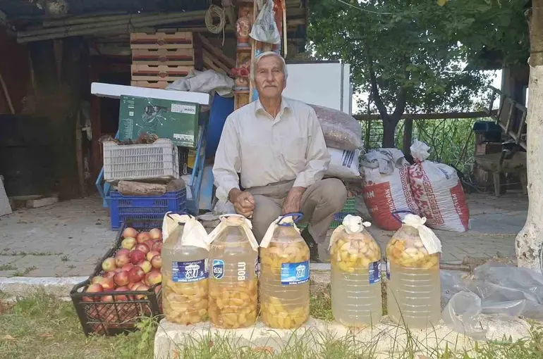 Hisarcık’ta dibe düşen elmalar ziyan olmuyor, doğal sirke oluyor
