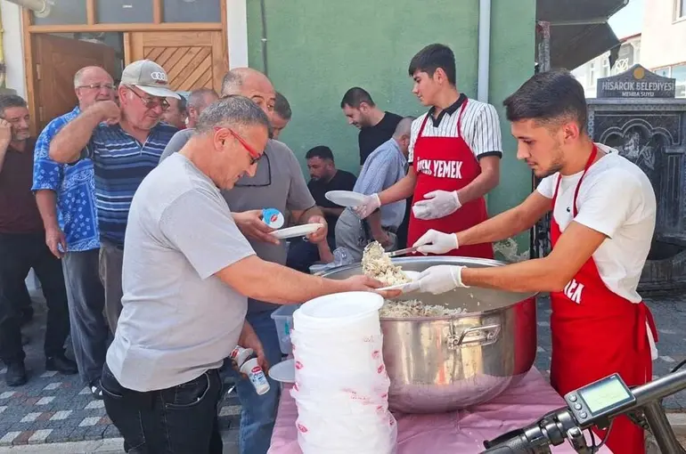 Hisarcık’ta Mevlid-i Nebi Haftası dolayısıyla vatandaşlara pilav dağıtıldı
