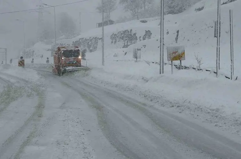 Hopa-Borçka karayolunda kar ve tipi ulaşımı güçleştiriyor
