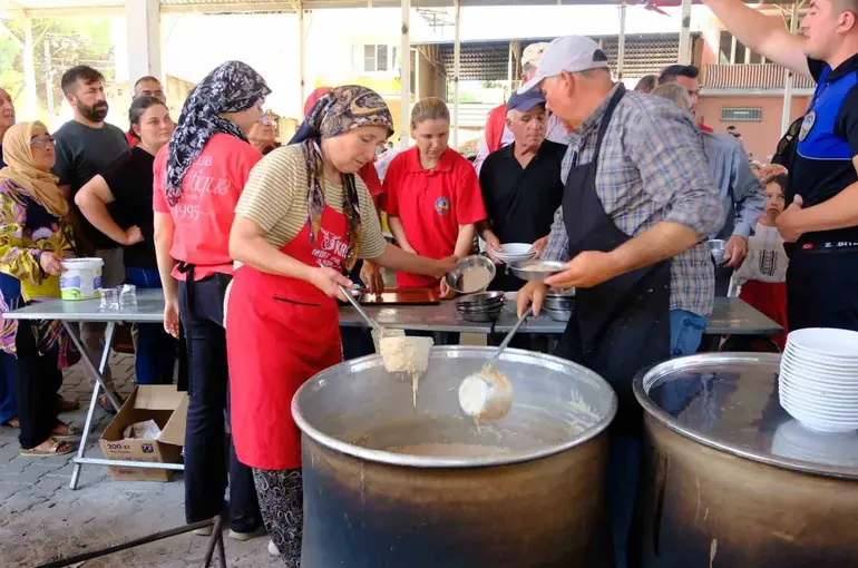 Horsunlu’da kurtuluş gününe özel 15 kazan keşkek dağıtıldı
