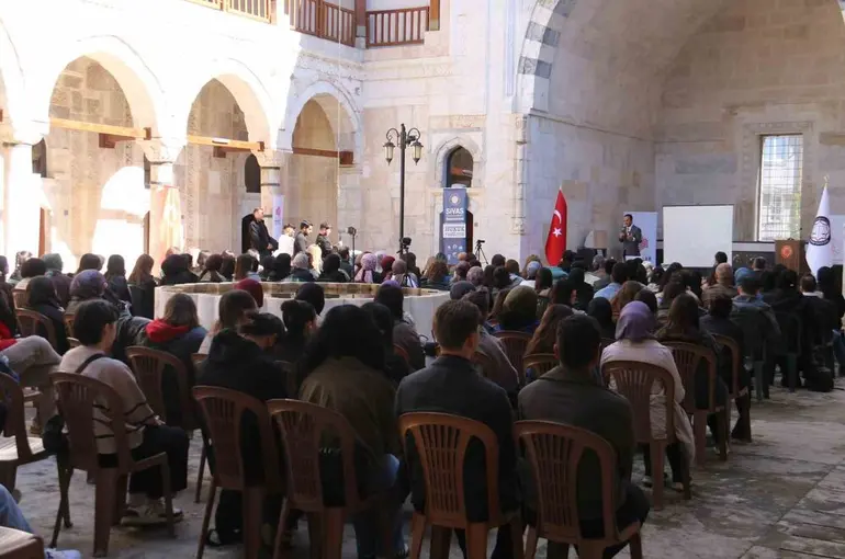 Hukuk Fakültesi öğrencileri dönemin ilk dersini 8 asırlık medresede işledi
