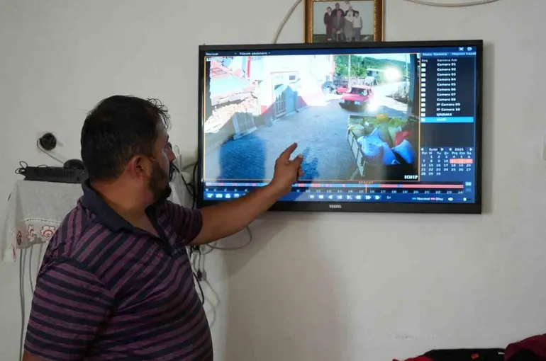 Husumetli olduğu ailenin evinin önünde tüfekle defalarca havaya ateş açtı
